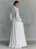 Lara - Vestido Maxi Minimalista con Cuello Alto y Mangas Largas